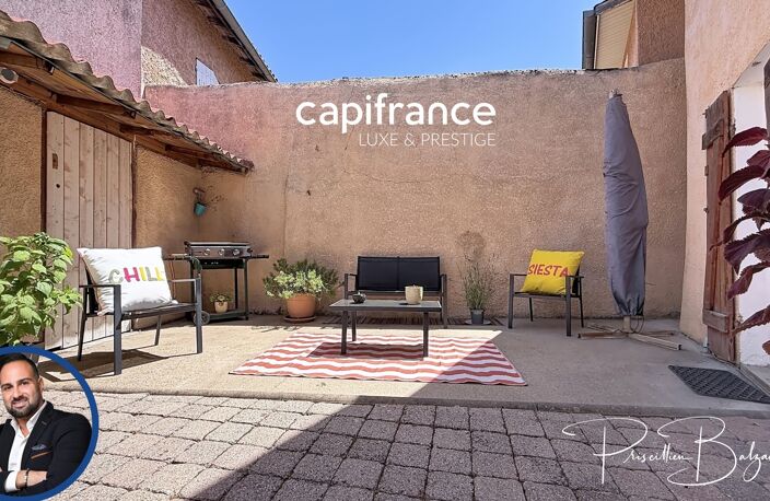 Maison à vendre 4 pièces SAINT GENIS LES OLLIERES (69) – Le charme d'une maison de village avec cour intimiste, garage et vie à pied ! — photo 3