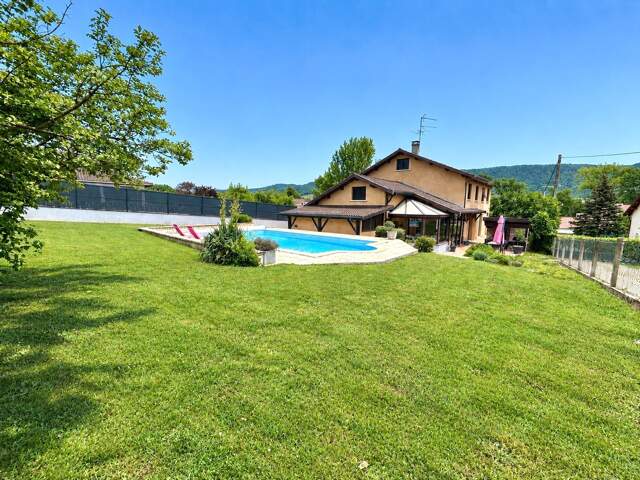 Maison 220 m² avec piscine, terrain de 1 489 m² et garage double à Lagnieu — photo du bien