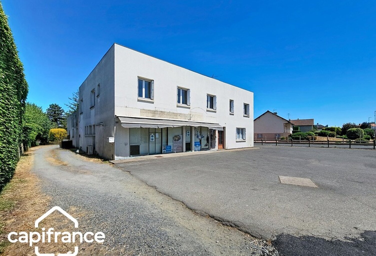 Local d’activité 260 m² + logement 132 m² – parking privé – terrain 1 690 m² – forte visibilité – Thouars (79100) — photo 1