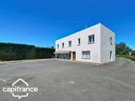 Local d’activité 260 m² + logement 132 m² – parking privé – terrain 1 690 m² – forte visibilité – Thouars (79100) — photo 2