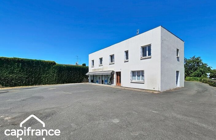 Local d’activité 260 m² + logement 132 m² – parking privé – terrain 1 690 m² – forte visibilité – Thouars (79100) — photo 2