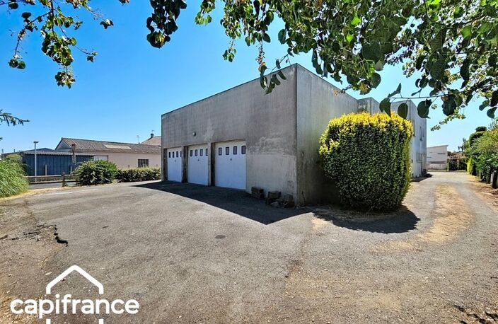 Local d’activité 260 m² + logement 132 m² – parking privé – terrain 1 690 m² – forte visibilité – Thouars (79100) — photo 5