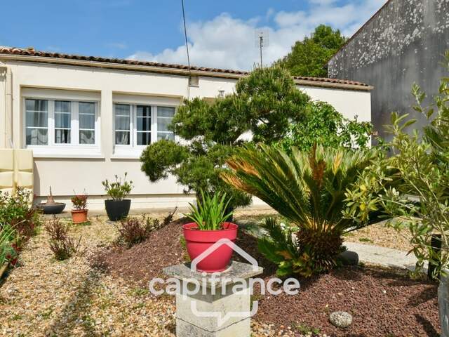 Maison à vendre de plain pied 5 pièces SAINT JEAN D'ANGELY (17) sur une parcelle de 1012m² — photo du bien