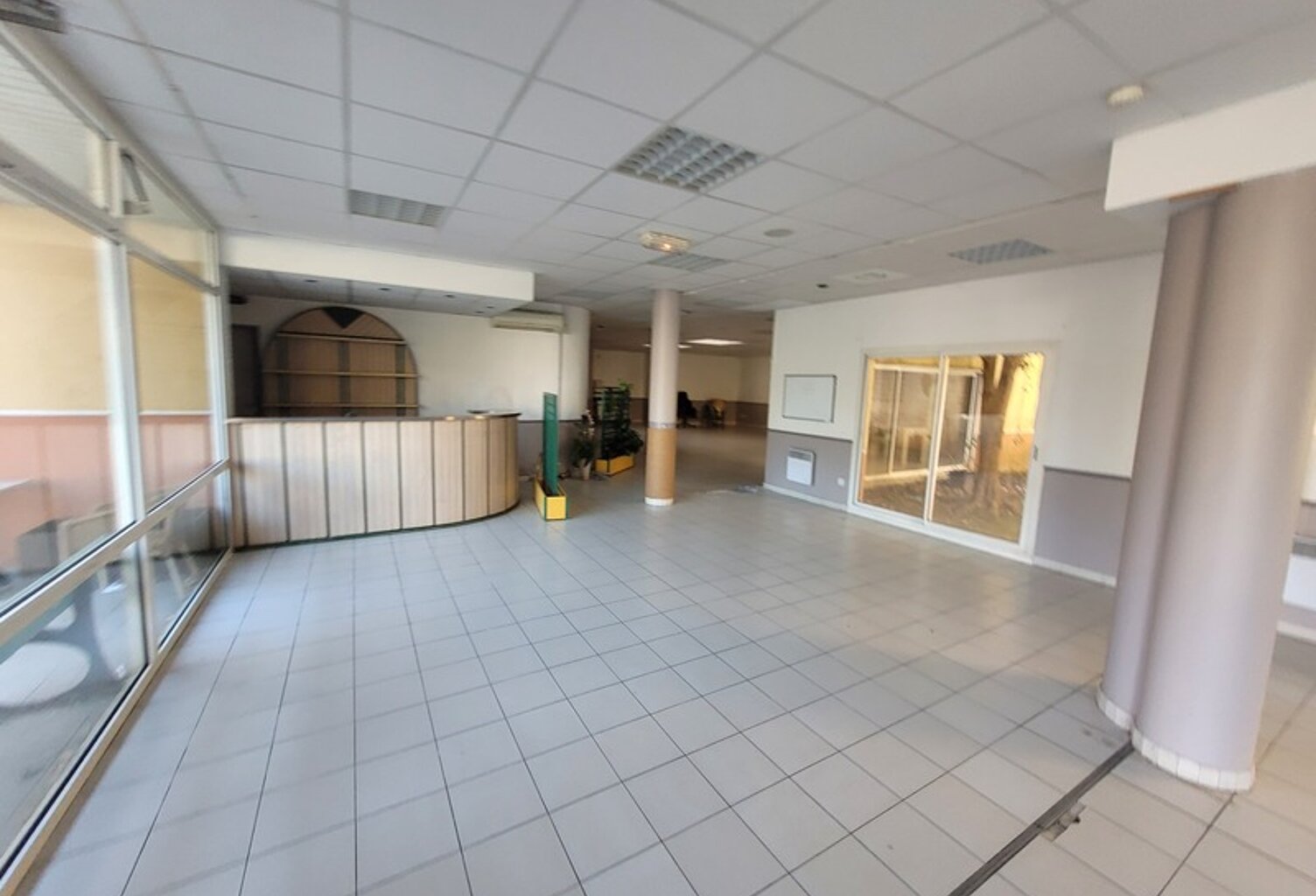 Dpt Gard (30), ALES à vendre idéal investisseur, local professionnel 434m² environ; — photo 1