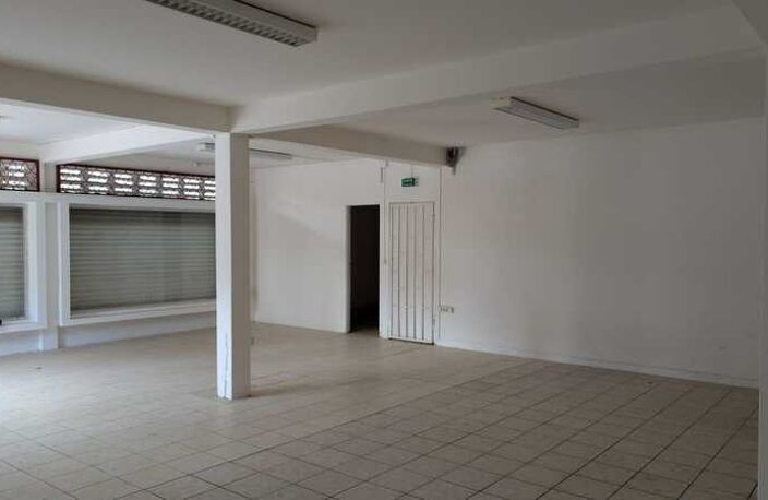 DEUX LOCAUX COMMERCIAUX — photo 2