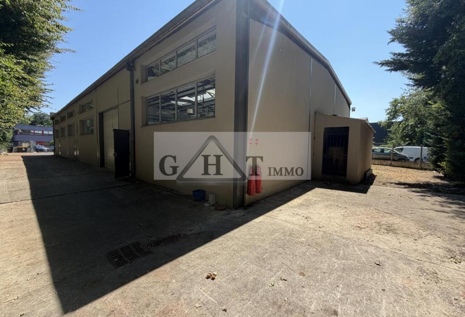 ENTREPOT INDEPENDANT A LOUER 900 M2 A OZOIR LA FERRIERE — photo 1