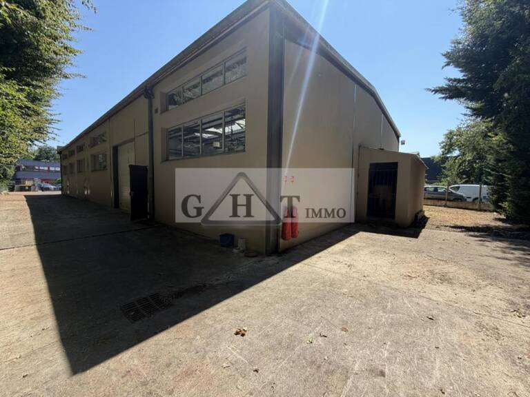 ENTREPOT INDEPENDANT A LOUER 900 M2 A OZOIR LA FERRIERE — photo 1