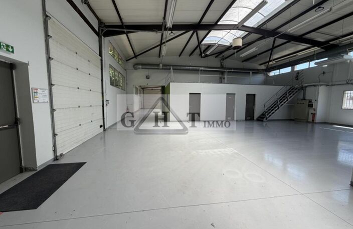 ENTREPOT INDEPENDANT A LOUER 900 M2 A OZOIR LA FERRIERE — photo 2