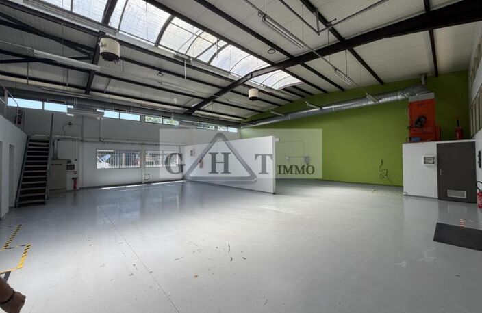 ENTREPOT INDEPENDANT A LOUER 900 M2 A OZOIR LA FERRIERE — photo 3