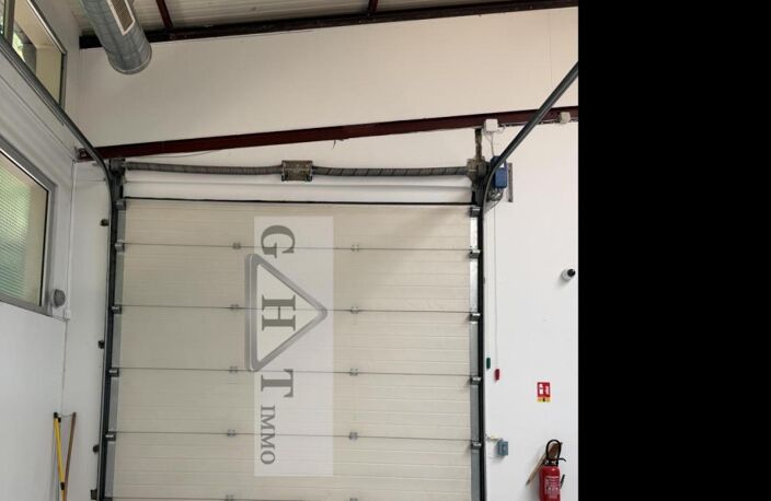 ENTREPOT INDEPENDANT A LOUER 900 M2 A OZOIR LA FERRIERE — photo 4