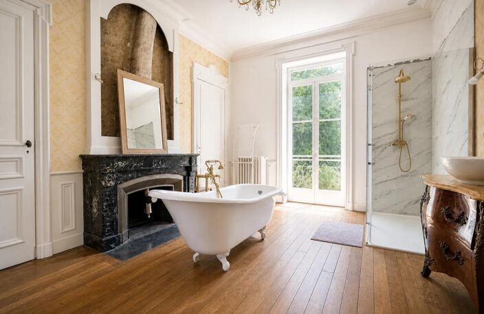 Maison de 360 m² à Neuville-sur-Ain — photo 2