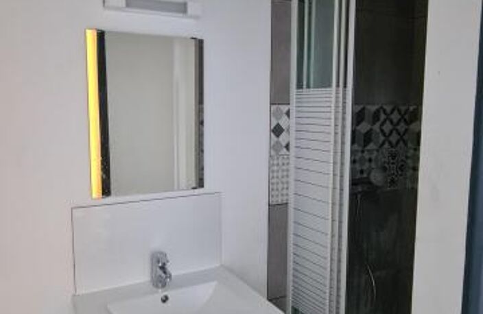 A louer  à Roubaix, chambre meublée de 18.23m2 en colocation avec douche et WC privatifs — photo 3