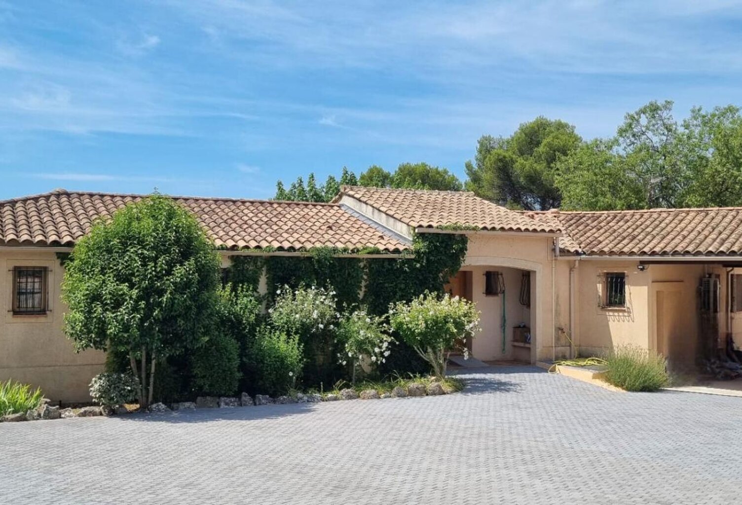 GRANDE VILLA DE PLAIN PIED  T5 sur 1400 m² de terrain piscinable — photo 1