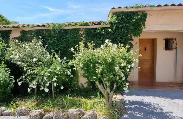 GRANDE VILLA DE PLAIN PIED  T5 sur 1400 m² de terrain piscinable — photo 4