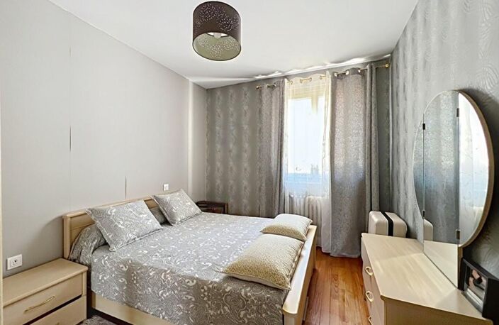 CLERMONT-FERRAND - Appartement T5 de 88 m² avec parking et cave — photo 4