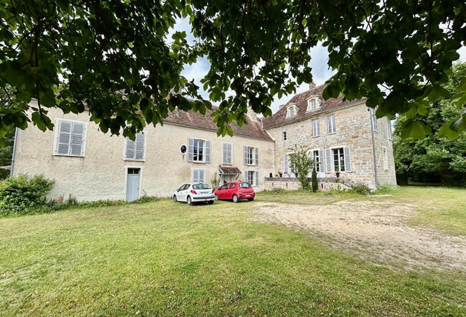 PROPRIÉTÉ SEIGNEURIALE DE 484 m2 + GRANGE DE 485 m2 À 990 000  SUR 20 HECTARES — photo 1