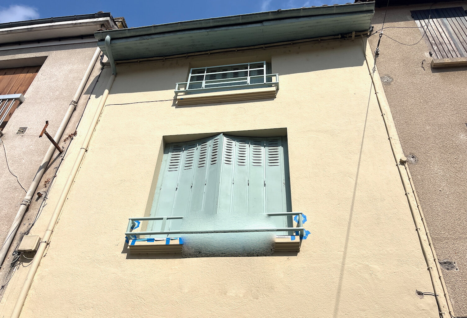 Villeneuve sur Lot, appartement T3 en duplex de 61 m² situé dans une rue calme du centre historique. Il se compose au rez-de-chaussée d'une entrée, au 1er étage d'un séjour avec cuisine fermée équipée, au deuxième étage de deux chambres et une salle de ba — photo 1