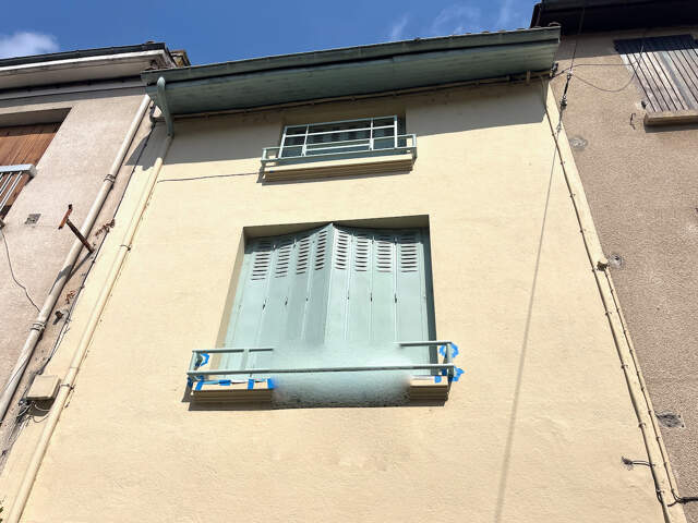 Villeneuve sur Lot, appartement T3 en duplex de 61 m² situé dans une rue calme du centre historique. Il se compose au rez-de-chaussée d'une entrée, au 1er étage d'un séjour avec cuisine fermée équipée, au deuxième étage de deux chambres et une salle de ba — photo du bien