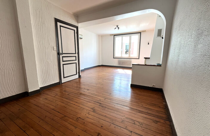 Villeneuve sur Lot, appartement T3 en duplex de 61 m² situé dans une rue calme du centre historique. Il se compose au rez-de-chaussée d'une entrée, au 1er étage d'un séjour avec cuisine fermée équipée, au deuxième étage de deux chambres et une salle de ba — photo 2