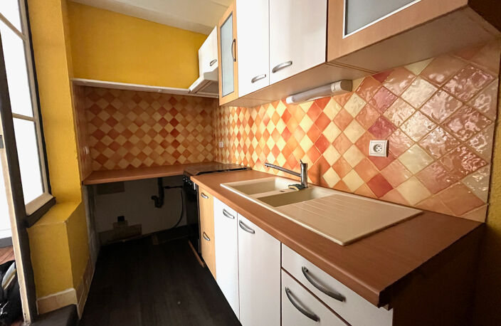 Villeneuve sur Lot, appartement T3 en duplex de 61 m² situé dans une rue calme du centre historique. Il se compose au rez-de-chaussée d'une entrée, au 1er étage d'un séjour avec cuisine fermée équipée, au deuxième étage de deux chambres et une salle de ba — photo 3
