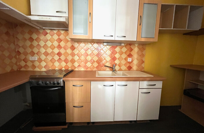 Villeneuve sur Lot, appartement T3 en duplex de 61 m² situé dans une rue calme du centre historique. Il se compose au rez-de-chaussée d'une entrée, au 1er étage d'un séjour avec cuisine fermée équipée, au deuxième étage de deux chambres et une salle de ba — photo 4