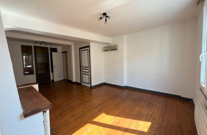Villeneuve sur Lot, appartement T3 en duplex de 61 m² situé dans une rue calme du centre historique. Il se compose au rez-de-chaussée d'une entrée, au 1er étage d'un séjour avec cuisine fermée équipée, au deuxième étage de deux chambres et une salle de ba — photo 5