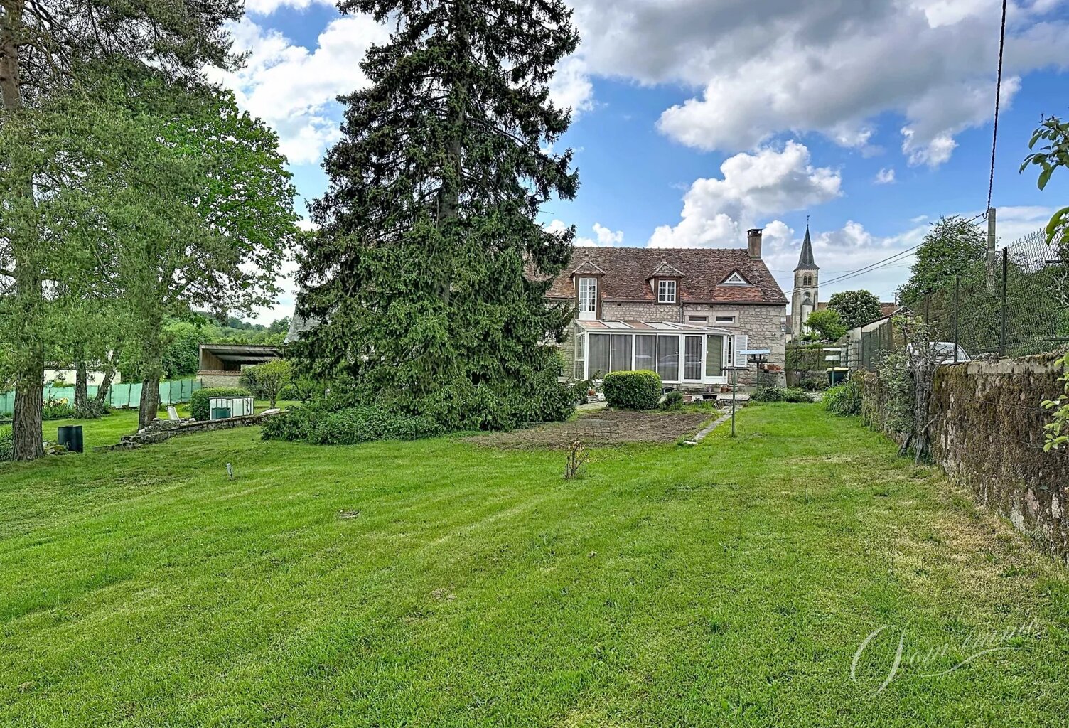 Maison de campagne en pierres au cœur de la campagne bourguignon — photo 1