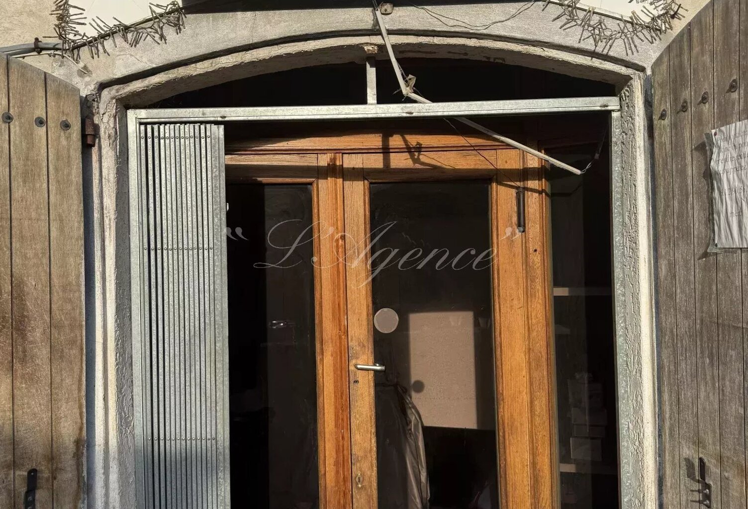 local commercial — photo 1