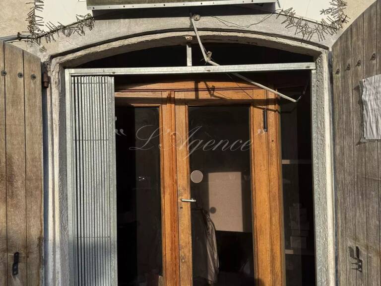local commercial — photo 1