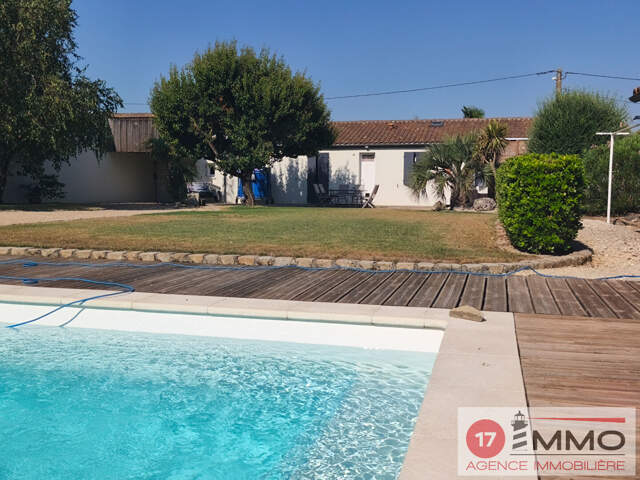 Maison familiale avec piscine, double garage et nombreuses dépendances — photo du bien