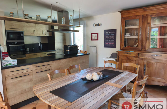 Maison familiale avec piscine, double garage et nombreuses dépendances — photo 4