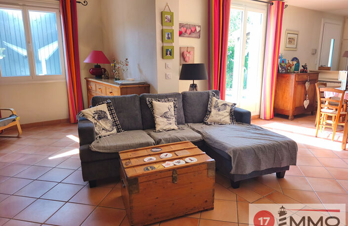 Maison familiale avec piscine, double garage et nombreuses dépendances — photo 5