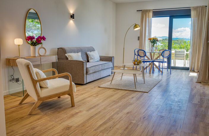 DU STUDIO AU T3 AU SEIN D'UNE RESIDENCE INTIMISTE 8 LOTS  À 50 M DE LA PLAGE AUX ISSAMBRES — photo 3