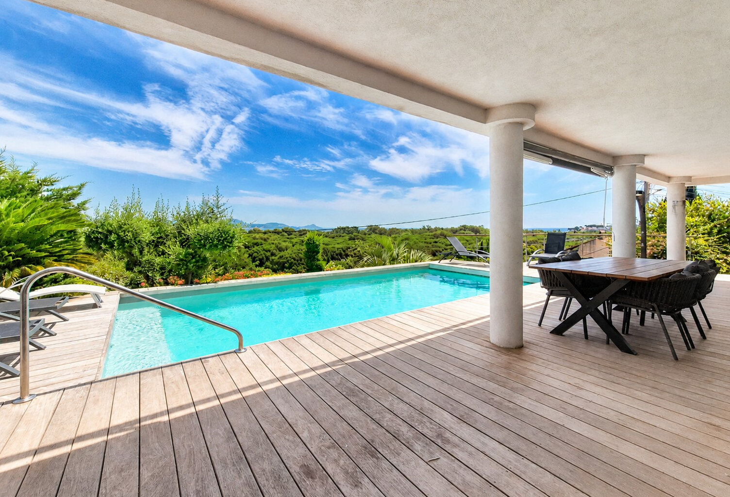 EXCLUSIVITE SAINT AYGULF Villa 190m2 avec piscine et magnifique vue mer — photo 1