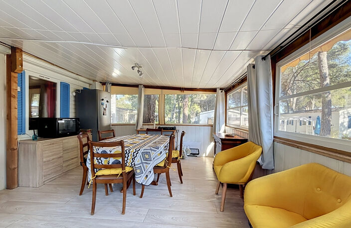 VENTE - PUGET SUR ARGENS - MOBIL-HOME 3 CHAMBRES AVEC TERRASSE COUVERTE — photo 5