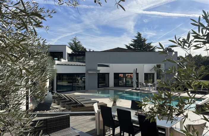 ST CYR AU MT D'OR - Maison d'architecte de 353m2 sur 3000m2 de terrain — photo 3