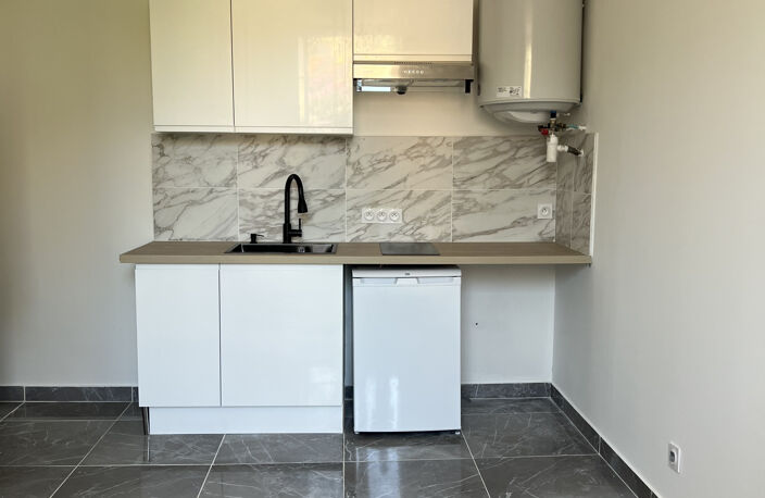 NICE MAGNAN Bas Carlone / Bas Madeleine : Adorable Studette 16m2 rénovée Calme Climatisation Double Vitrage — photo 3