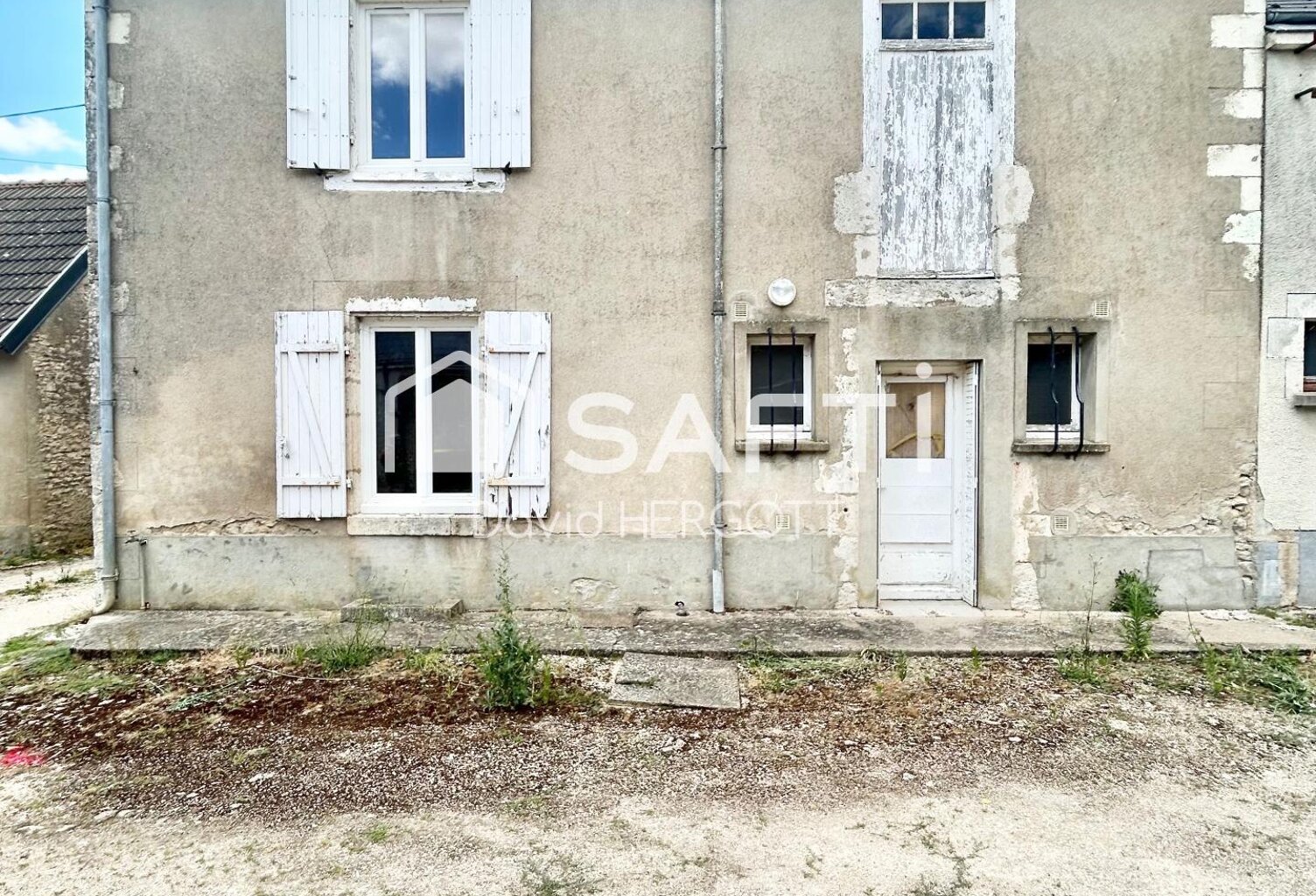 Maison ancienne à rénover avec dépendances et beau potentiel d'aménagement — photo 1