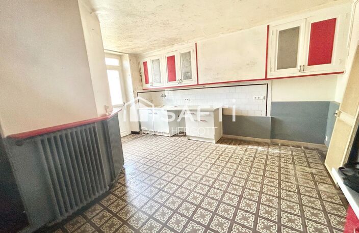 Maison ancienne à rénover avec dépendances et beau potentiel d'aménagement — photo 4