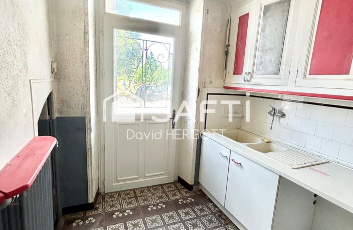 Maison ancienne à rénover avec dépendances et beau potentiel d'aménagement — photo 5