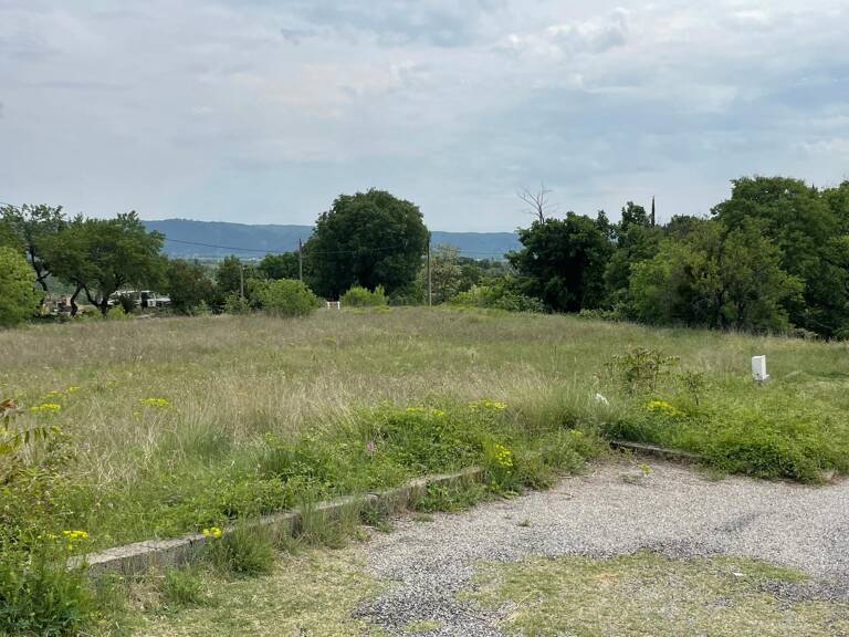 Terrain plat viabilisé et bien exposé  Prêt à bâtir — photo 1