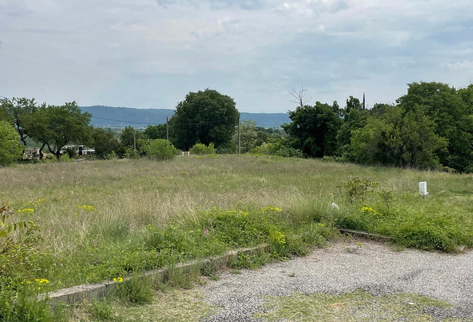 Terrain plat viabilisé et bien exposé  Prêt à bâtir — photo 1