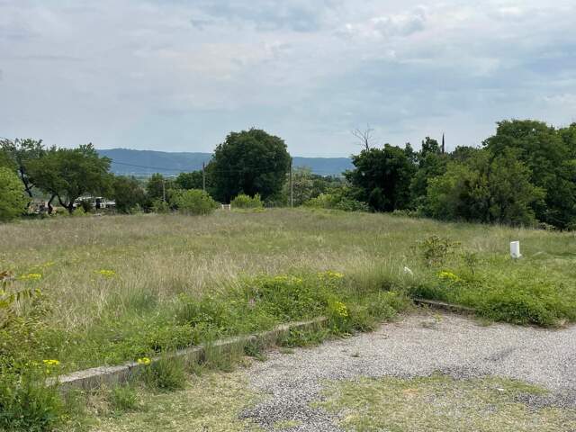 Terrain plat viabilisé et bien exposé  Prêt à bâtir — photo du bien
