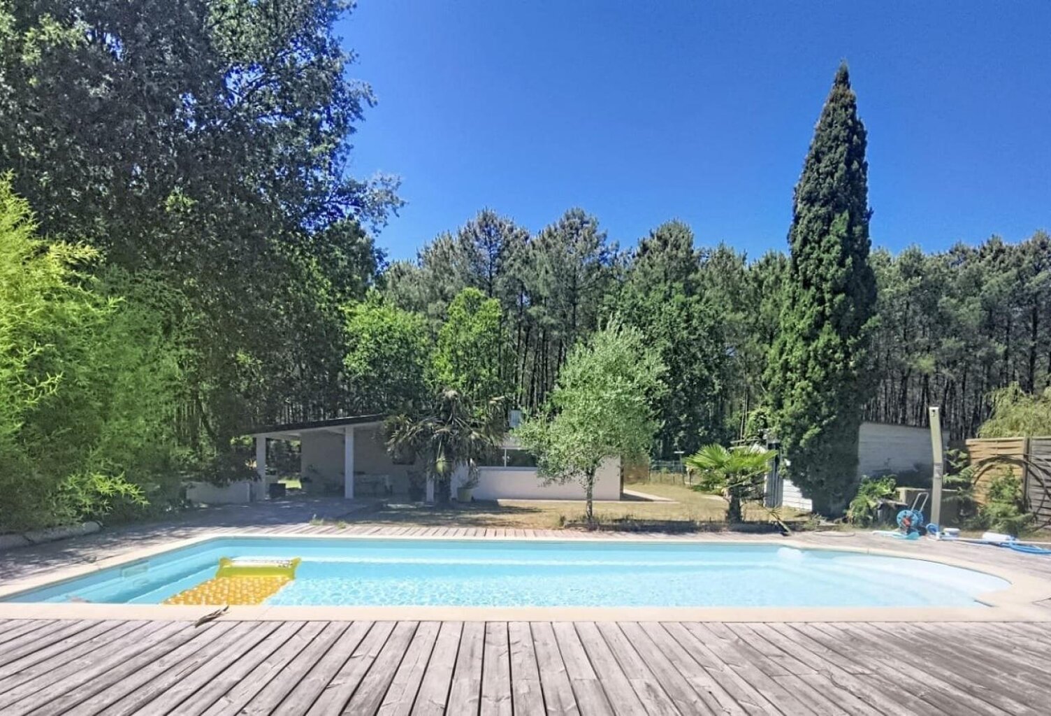 MAISON FAMILIALE AVEC PISCINE SUR 1.4 HECTARE DE TERRAIN — photo 1