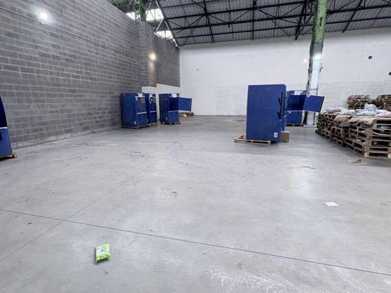 Location Hangar 700 m&sup2; — photo 1