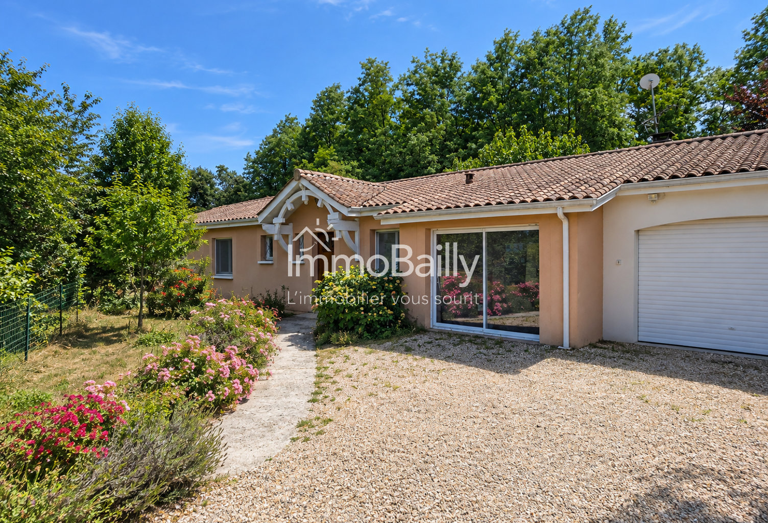 Maison familiale de plain-pied   5 chambres   Terrain de 1 6 — photo 1