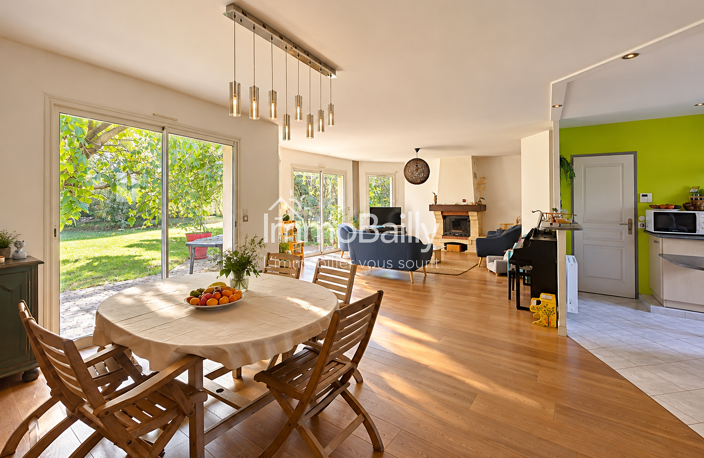Maison familiale de plain-pied   5 chambres   Terrain de 1 6 — photo 2