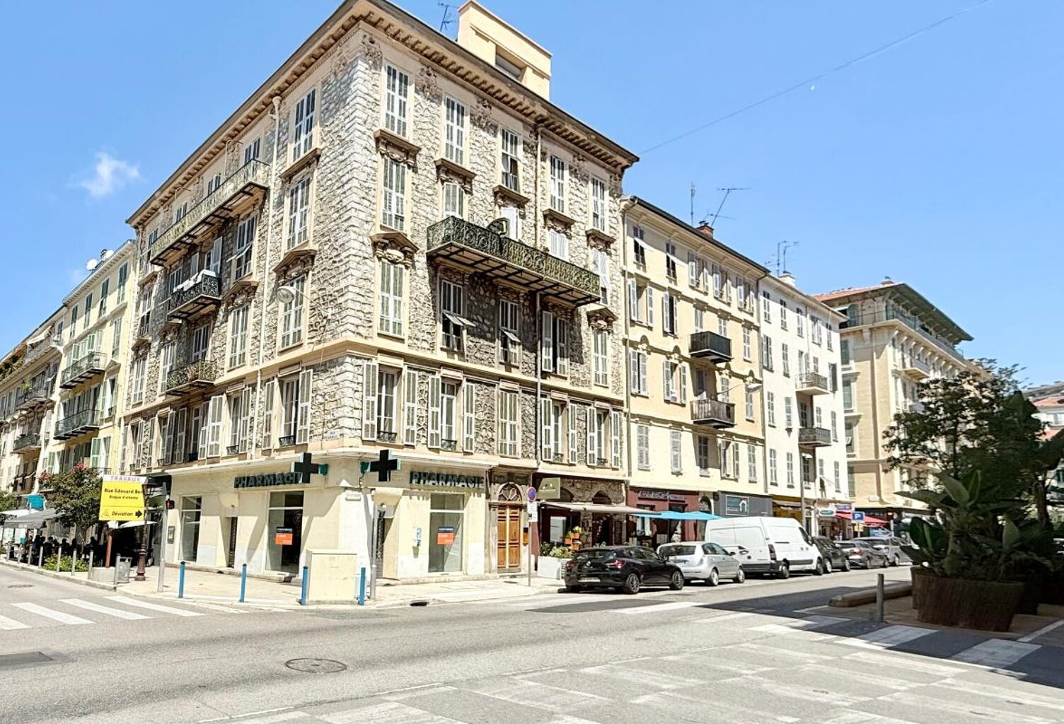 Centre-ville de Nice – Grand appartement à rénover avec possibilité de 3 chambres — photo 1