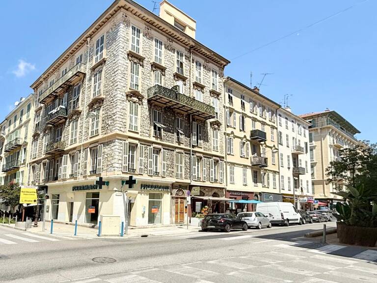 Centre-ville de Nice – Grand appartement à rénover avec possibilité de 3 chambres — photo 1