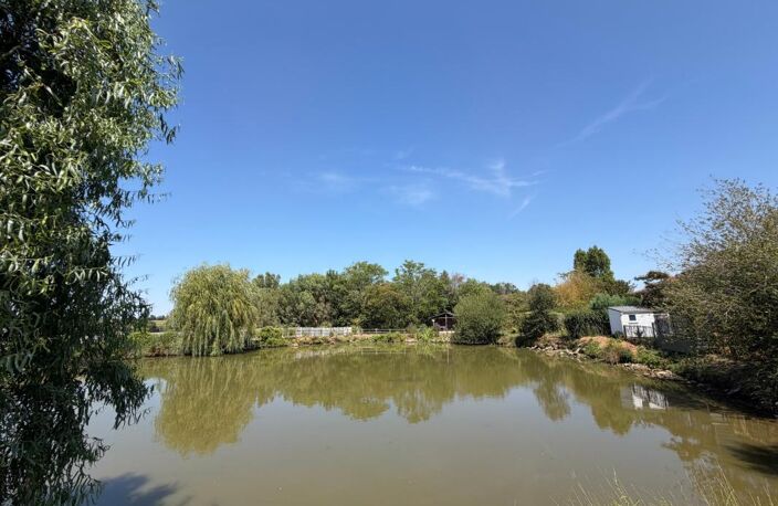 LA TRANCHE SUR MER A 15 MIN DANS RESIDENCE AVEC PISCINE VILLA BOIS AVEC VERANDA TERRASSE ET JARDIN — photo 2